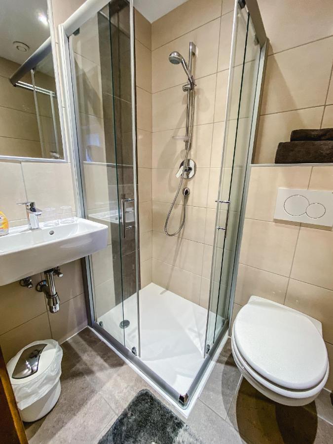 Twin Room Bathroom,1226303519:JPEG